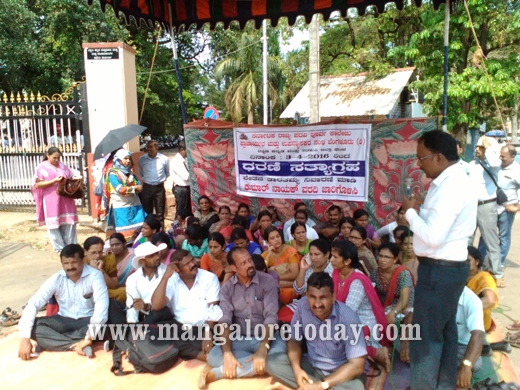  lecturers protest  2